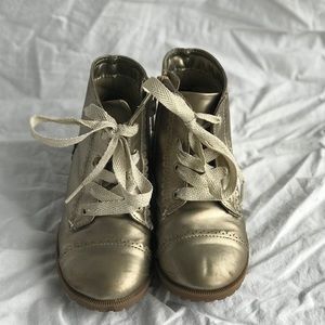 Girl’s short boot/sneaker